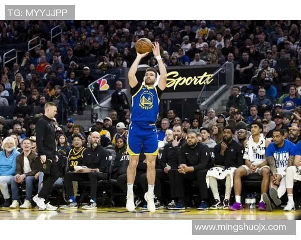 勇士与公牛常规赛激战回顾球员表现与战术分析全景呈现 勇士与公牛常规赛激战回顾球员表现与战术分析全景呈现