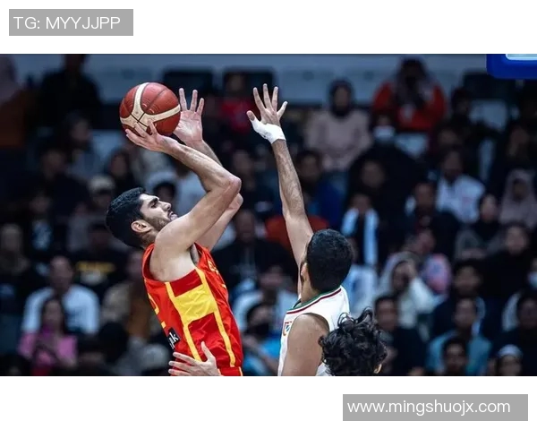 美国男篮与西班牙热身赛精彩对决展现篮球实力与战术较量