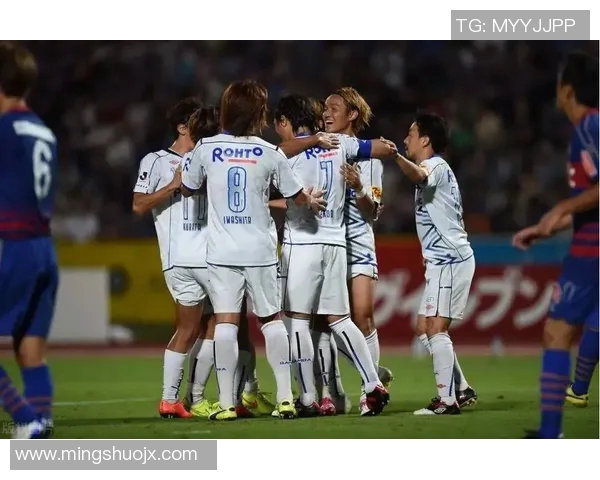 福冈黄蜂与东京绿茵激战正酣比分揭晓精彩瞬间回顾